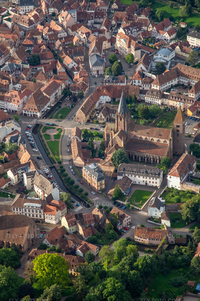 Aerial view: Abbatiale Saint Pierre et Paul on Quai Anselmann in Wissembourg in the state Bas-Rhin, France. – Photo: IMG_137708.jpg taken on 08/12/2023 by Werner Riehm/FLY-FOTO.com – Resolution of the original: 3439 x 5158 px