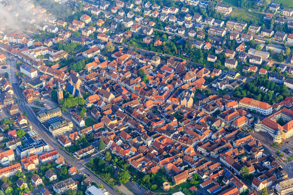 Luftbild: Weinstr in Bad Bergzabern im Bundesland Rheinland-Pfalz in Deutschland. Foto: IMG_107803.jpg vom 10.06.2018 durch Werner Riehm/FLY-FOTO.de