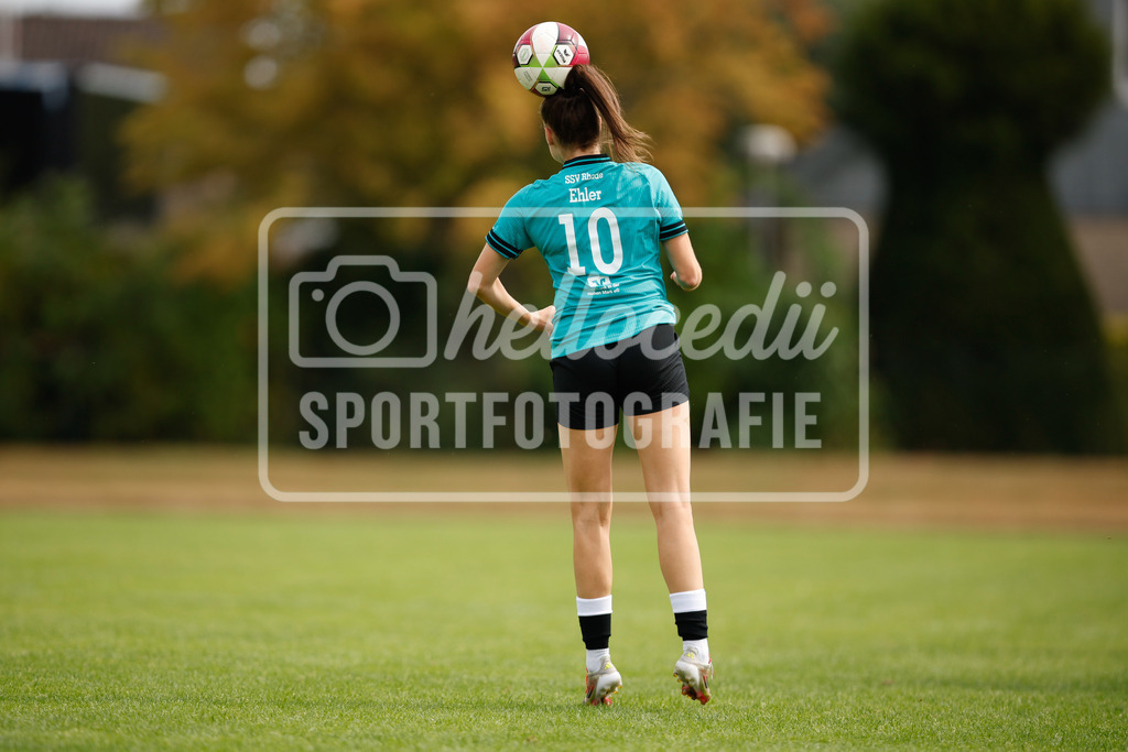 Fußball I Frauen I Westfalenpokal 26-27 I DJK GW Amelsbüren - SSV Rhade  I 18731 | Demi Ehler (10, SSV Rhade) köpft den Ball. - Realisiert mit Pictrs.com