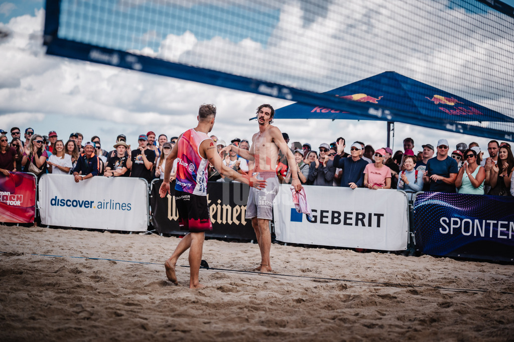 Beachvolleyball | Männer | Deutsche Meisterschaften 2025 Timmendorfer Strand | 06.09.2025 | v.l. Eric Stadie-Seeber und Jannik Kühlborn nach dem Spiel und dem Ausscheiden aus dem Turnier