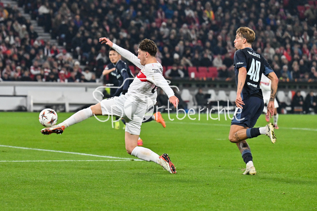 VfB Stuttgart - Feyenoord Rotterdam | STUTTGART, DEUTSCHLAND - 6. NOVEMBER: im Duell Angelo STILLER (VfB Stuttgart 6) und Luciano VALENTE (Feyenoord Rotterdam 40) beim Ligaspiel zwischen dem VfB Stuttgart und Feyenoord Rotterdam am 4. Spieltag der Europa League in der MHP-Arena am 06.11.2025