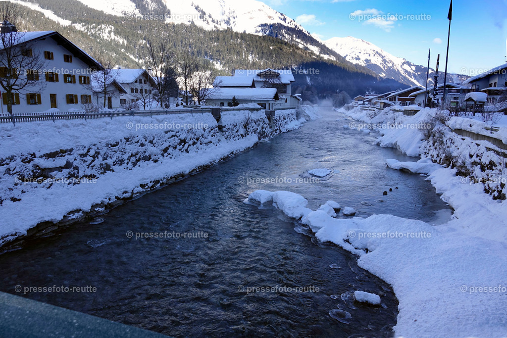 welltvi-Lechfluss-Winter_24Jan2019-Steeg_DSC2206 | Info aus dem Bezirk Reutte/Ausserfern Tirol sowie eine umfangreiche Bilddatenbank über die gesamte Region: Lechtal, Talkessel Reutte, Tannheimertal, Zwischentoren. Lech, Plansee, Zugspitze, Grenztunnel, B179, Fernpassstraße, Verkehr, Lawinen, Tradition, - Realisiert mit Pictrs.com