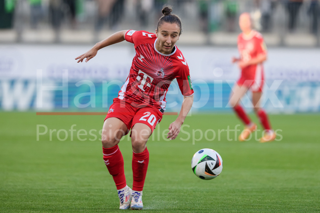 Fussball, Google Pixel Frauen-Bundesliga, VfL Wolfsburg - 1. FC Köln | v.li.: Sylwia Matysik (1. FC Köln, 20) am Ball, Einzelbild, Ganzkörper, Aktion, Action, Spielszene, DIE DFB-RICHTLINIEN UNTERSAGEN JEGLICHE NUTZUNG VON FOTOS ALS SEQUENZBILDER UND/ODER VIDEOÄHNLICHE FOTOSTRECKEN. DFB REGULATIONS PROHIBIT ANY USE OF PHOTOGRAPHS AS IMAGE SEQUENCES AND/OR QUASI-VIDEO.