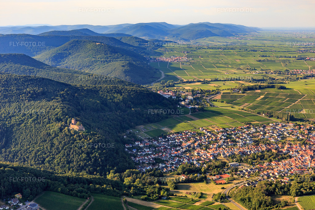 Luftbild: Ortsansicht von Süden in Klingenmünster im Bundesland Rheinland-Pfalz in Deutschland.Foto: IMG_120982-2.jpg vom 23.07.2020 durch Werner Riehm/FLY-FOTO.deAuflösung des Originals: 5472 x 3648 px