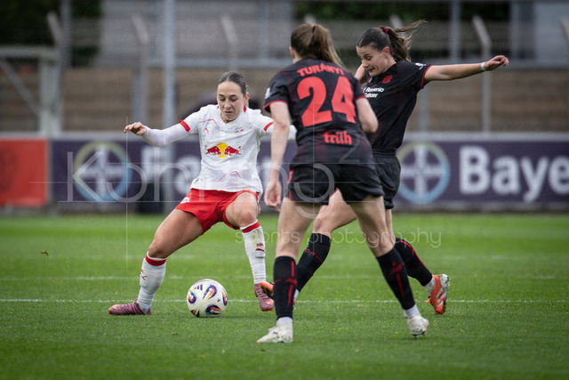 Frauen Fußball-Bundesliga; Bayer 04 Leverkusen - RB Leipzig, 06.12.2025 | Gina Chmielinski (RB Leipzig, 10) kämpft gegen Lilla Turanyi (Bayer 04 Leverkusen, 24) und Katharina Piljic (Bayer 04 Leverkusen, 6); Bayer 04 Leverkusen - RB Leipzig an Spieltag 12 der Google Pixel Frauen-Bundesliga am 06.12.2025 im Ulrich-Haberland-Stadion in Leverkusen (Nordrhein-Westfalen). DFL REGULATIONS PROHIBIT ANY USE OF PHOTOGRAPHS AS IMAGE SEQUENCES AND/OR QUASI-VIDEO.