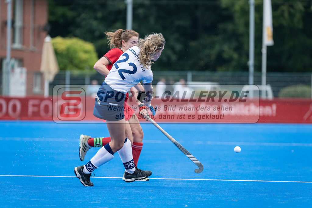 HK_20230923_104547 | 2. Bundesliga Damen Crefelder HTC - Hannover 78 am 23.9.2023 CHTC, Krefeld , Frederike Stegen ( Hannover 78 ) , Jule Hufer ( Crefelder HTC #13 )