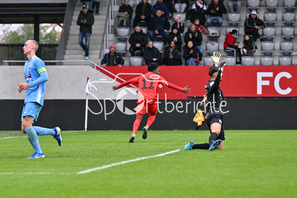 FC Bayern München U19 - TSV 1860 München U19 | Jubel nach dem 1-1 durch Mike WISDOM (FCB #11) / Freude / happy / Treffer / Tor / Torschuezte / U19 DFB Nachwuchsliga: FC Bayern Muenchen U19 - TSV 1860 Muenchen U19, FC Bayern Campus am 02.11.2024