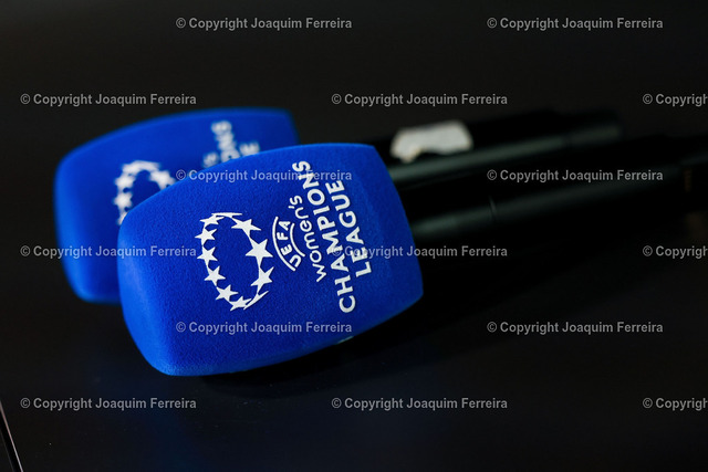 2023.12.20_PK_0004 | 20.12.2023 Pressekonferenz Eintracht Frankfurt mit Cheftrainer Niko Arnautis und Laura Freigang  v.l., Symbolfoto, Symbolbild: Mikrofon UEFA Women`s CHAMPIONS LEAGUE - Realisiert mit Pictrs.com