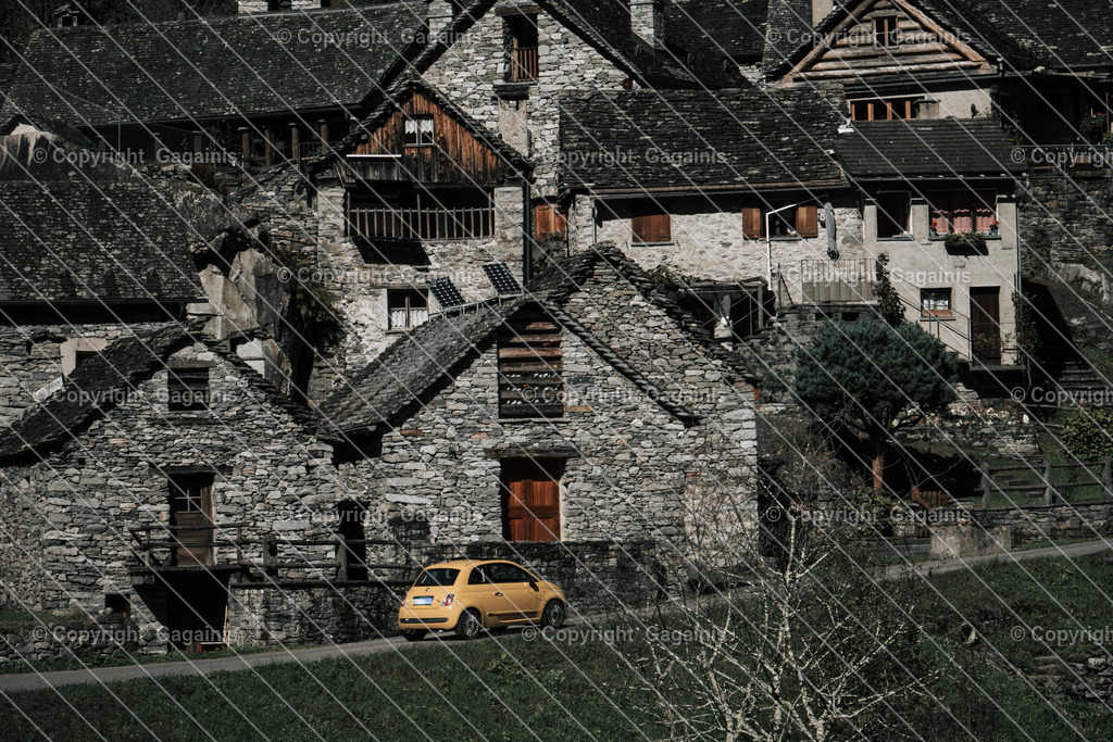 Foroglio gelbes dings | Foroglio ist ein malerisches Bergdorf im Bavonatal im Tessin, Schweiz. Es ist bekannt für seinen beeindruckenden Wasserfall, der rund 80 Meter tief in das Tal stürzt, sowie für seine traditionellen Steinhäuser, engen Gassen und unberührte alpine Landschaft. Das Dorf wirkt wie aus einer anderen Zeit und zieht Natur- und Fotoliebhaber gleichermaßen an.