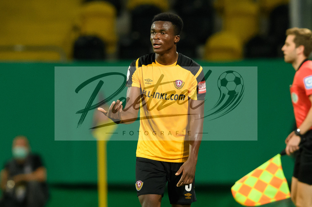 DREPAD20210806_030 | Fussball, Herren: Michael Akoto (SG Dynamo Dresden) gestikuliert beim Spiel der 1. Runde im DFB-Pokal zwischen SG Dynamo Dresden und SC Paderborn 07 im Rudolf-Harbig-Stadion am 06.08.2021 in Dresden, Deutschland.DFB / DFL REGULATIONS PROHIBIT ANY USE OF PHOTOGRAPHS AS IMAGE SEQUENCES AND/OR QUASI-VIDEO. - Realisiert mit Pictrs.com