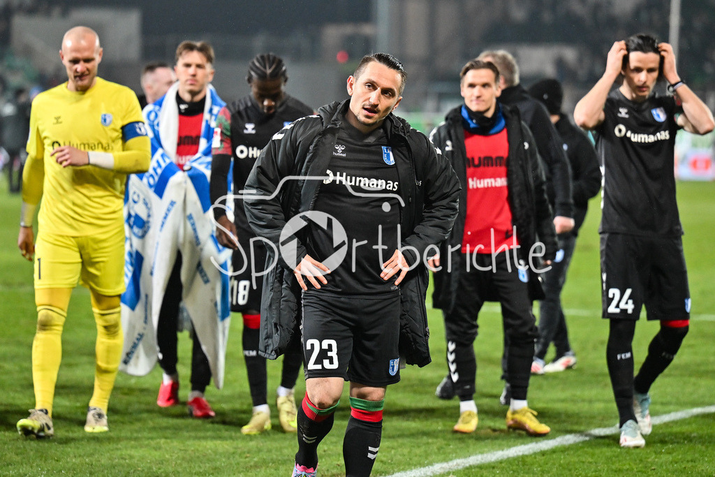 SpVgg Greuther Fürth - 1. FC Magdeburg | FUERTH, GERMANY - 06. FEBRUARY: Die Spieler der Gäste feiern zusammen mit den mitgereisten Fans den 4-5 Auswärtssieg in Fürth nach dem Match zwischen der SpVgg Greuther Fürth und dem 1. FC Magdeburg am 21. Spieltag der 2. Bundesliga im Sportpark Ronhof Thomas Sommer / Baris ATIK (1. FC Magdeburg 23)