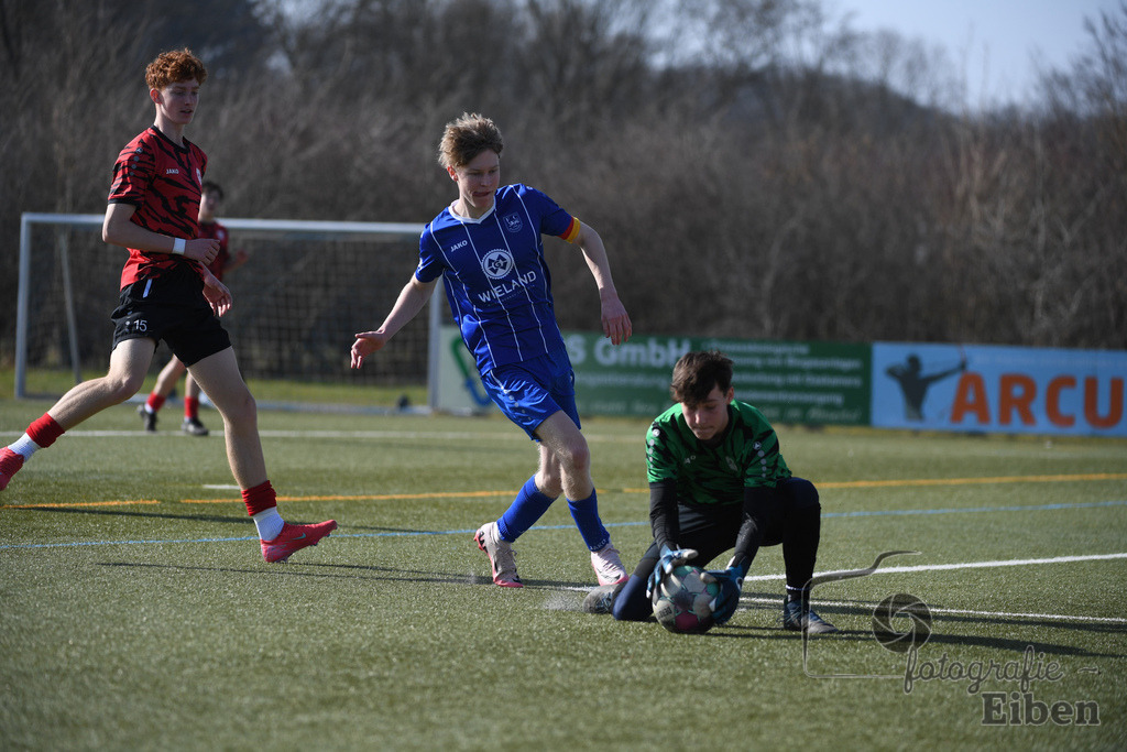 FC Rastede-JFV Leer | Bezirksliga B-Jugend; FC Rastede (blau)-JFV Leer (rot) am 08.03.2025; in Rastede (Sportanlage Köttersweg), Photo: Philip Eiben 2025 - Realisiert mit Pictrs.com
