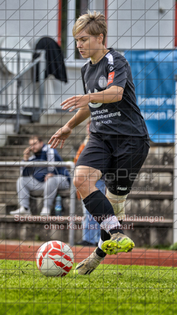 20250928_134900_0334-Bearbeitet-2 | #,1.FC Donzdorf (schwarz) vs. TV Derendingen (rot), Fussball, Frauen-Verbandsliga Württemberg, 03. Spieltag, Saison 2025/2026, Rasenplatz Lautertal Stadion, Süßener Straße 16, 73072 Donzdorf, 28.09.2025 - 13:00 Uhr,Foto: PhotoPeet-Sportfotografie/Peter Harich
