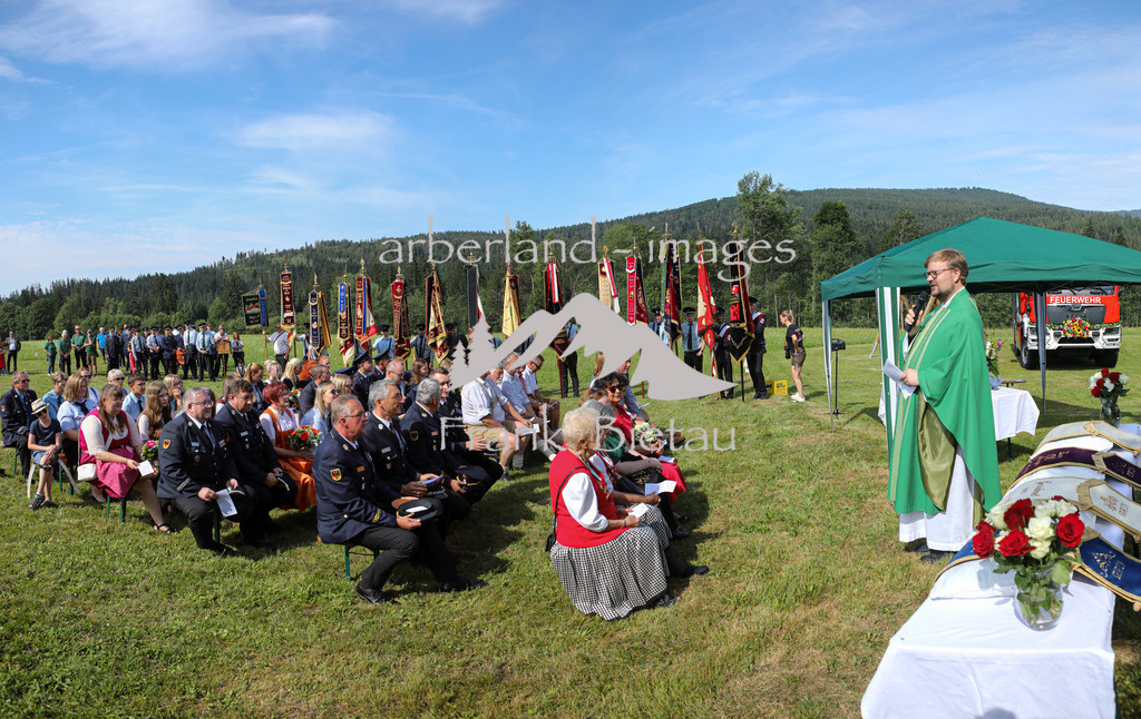 OE7A0307-Pano | Feldgottesdienst hinter der Ludwigsthaler Kirche mit Segnung des neuen Fahrzeug der FFW