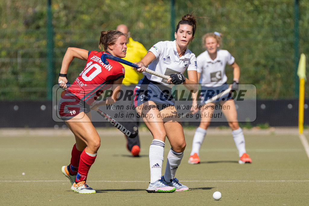HK_20220903_109671 | 1. Bundesliga Damen Düsseldorfer HC - Berliner HC am 3.9.2022 DHC Düsseldorf, Düsseldorf , Agustina Albertarrio ( Düsseldorfer HC #9 ) , Linnea Weidemann ( Berliner HC #10 )