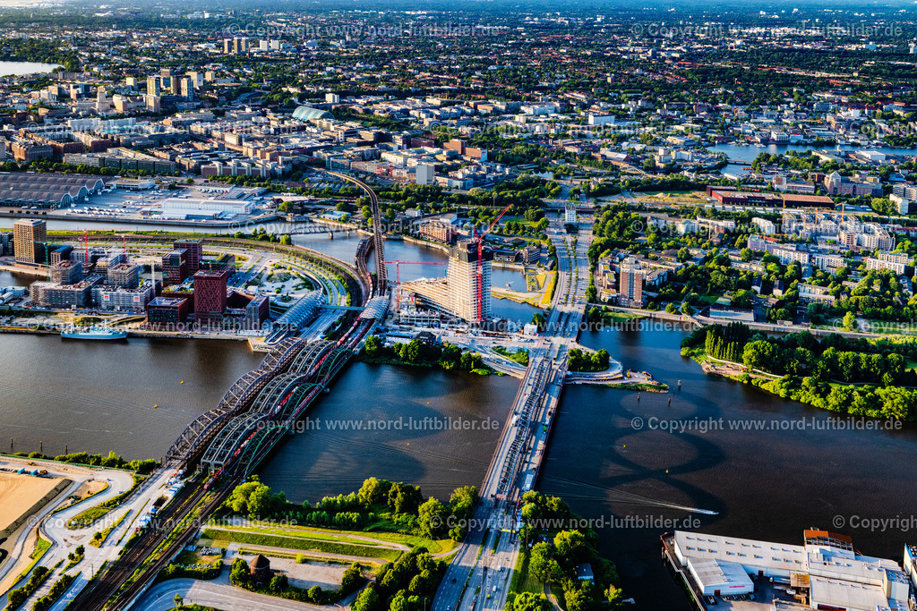 Hamburg_Baakenhafen_Elbtower_Elbbrücken_Hafencity_ELS_9585160625 | HAMBURG 20.06.2025 Fluß - Brückenbauwerk Elbbrücken - Norderelbbrücke über die Ufer der Elbe in Hamburg. // River - bridge structure Elbbruecken - Norderelbbruecke on the banks of the Elbe in Hamburg. Foto: Martin Elsen