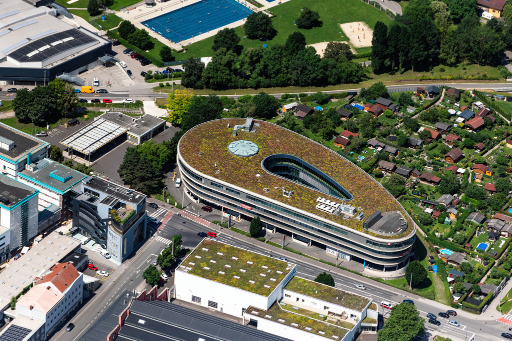 dr__0092171.jpg | LINZ 14.06.2022 Parkdeck auf dem Gebäude des Parkhauses an der Straße Untere Donaulände in Linz in Oberösterreich, Österreich. 