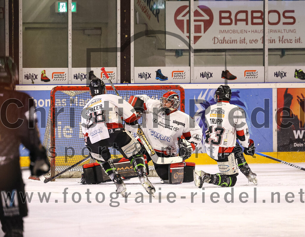 2024-03-08_033_TSV_Erding_gegen_EHC_Koenigsbrunn | Erding, Deutschland, 08.03.2024:
Eishockey, Bayernliga Playoffs 2023 / 2024, 1. Spieltag, TSV Erding gegen EHC Königsbrunn, Endergebnis: 3:0

Mika Reuter (EHC Königsbrunn, #28), Torwart Stefan Vajs (EHC Königsbrunn, #32), Hayden Trupp (EHC Königsbrunn, #43)

Foto: Christian Riedel / fotografie-riedel.net