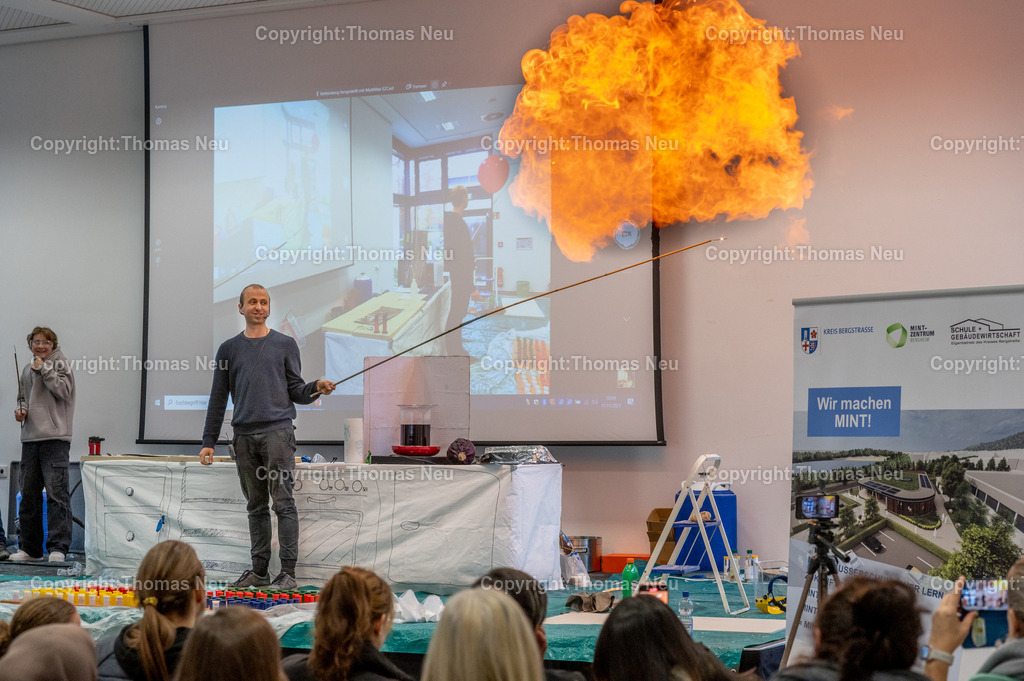 DSC_9802 | Karl-Kübel_Schule, Experimente-Show im Küchenlabor, Ganz ohne komplizierte Laboraufbauten und fremde Chemikalien zeigt Elias Chalwatzis gemeinsam mit Schülerinnen und Schülern in einem eigenen Küchenlabor verschiedene Effekte und bietet einiges zum Probieren an. Dabei beantworten sie die unterschiedlichsten Fragen: Wie wird aus Rotkohl Blaukraut? Was passiert, wenn ich einen Fettbrand mit Wasser lösche? Oder wie zünde ich eine Backpulverrakete? , Bild zeigt:Der Luftballon, der ausschließlich mit Wasserstoff befüllt ist verbrennt nach Anzünden mit einem Knall. Beim Anzünden des Wasserstoff-Sauerstoff-Luftballons explodiert dieser und es ist ein sehr lauter Knall zu vernehmen. Es ist jeweils ein Feuerball beim Explodieren zu erkennen. Bild: Thomas Neu
