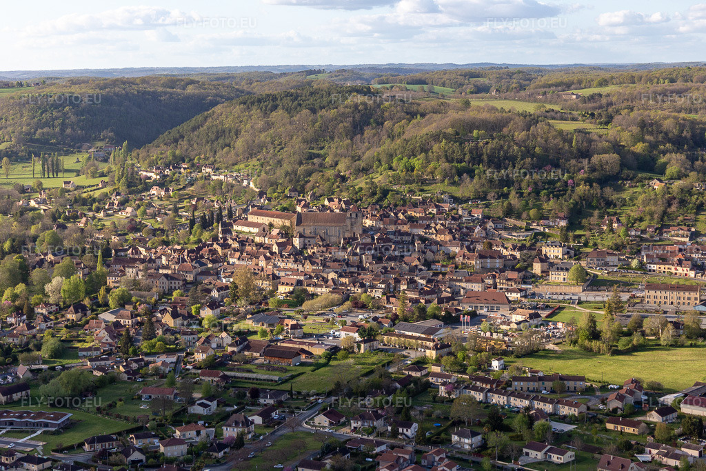 Vue aérienne: Vue de la ville à Saint-Cyprien dans le département Dordogne, France – .Photo: IMG_113522.jpg prise le 16/04/2019 par Werner Riehm/FLY-FOTO.eu – Résolution de l'original: 5472 x 3648 px