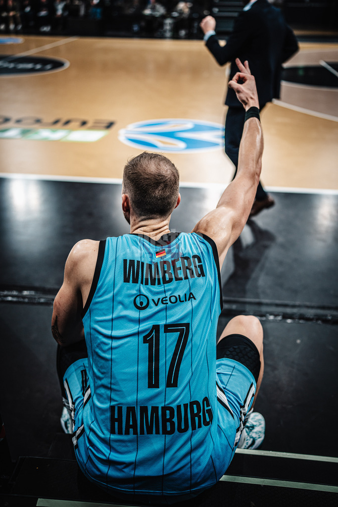 Basketball | Männer | Saison 2024/2025 | BKT EuroCup | Veolia Towers Hamburg vs. Hapoel Bank Yahav Jerusalem | 17.12.2024 | Niklas Wimberg (#17, Veolia Towers Hamburg) mit einer Geste für einen erfolgreichen Dreier