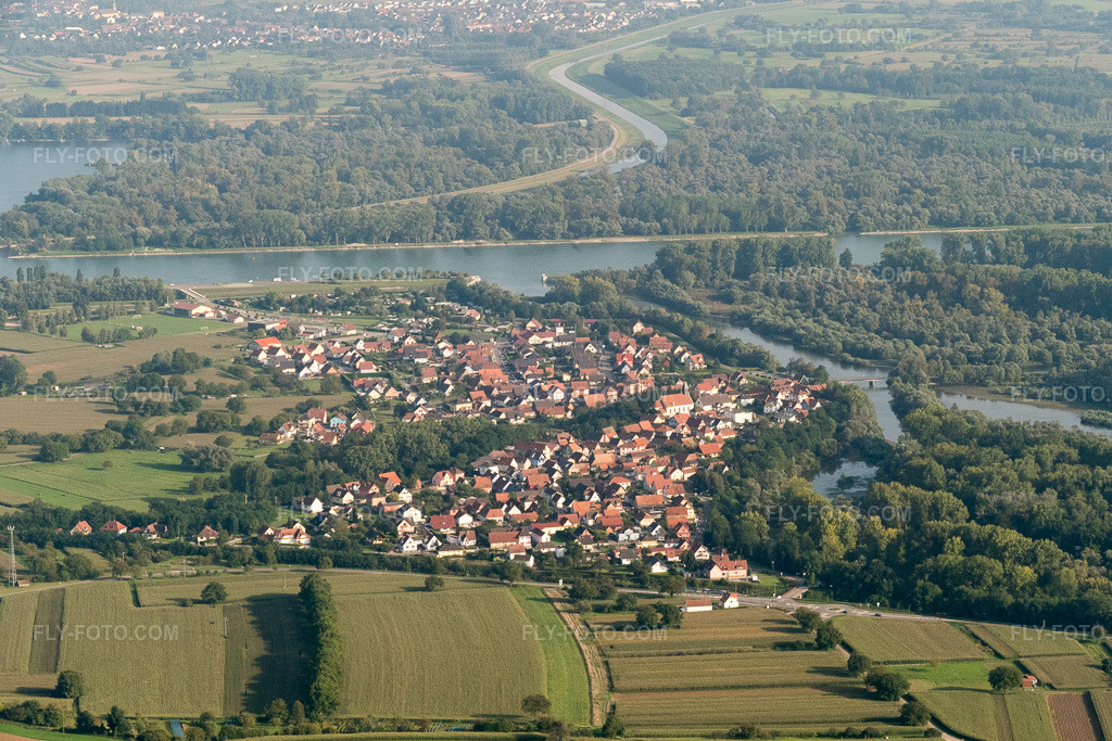 Aerial view: View of the town in Munchhausen in the state Bas-Rhin, France.Photo: P1000856.jpg taken on 09/15/2014 by Werner Riehm/FLY-FOTO.comResolution of the original: 5472 x 3648 px