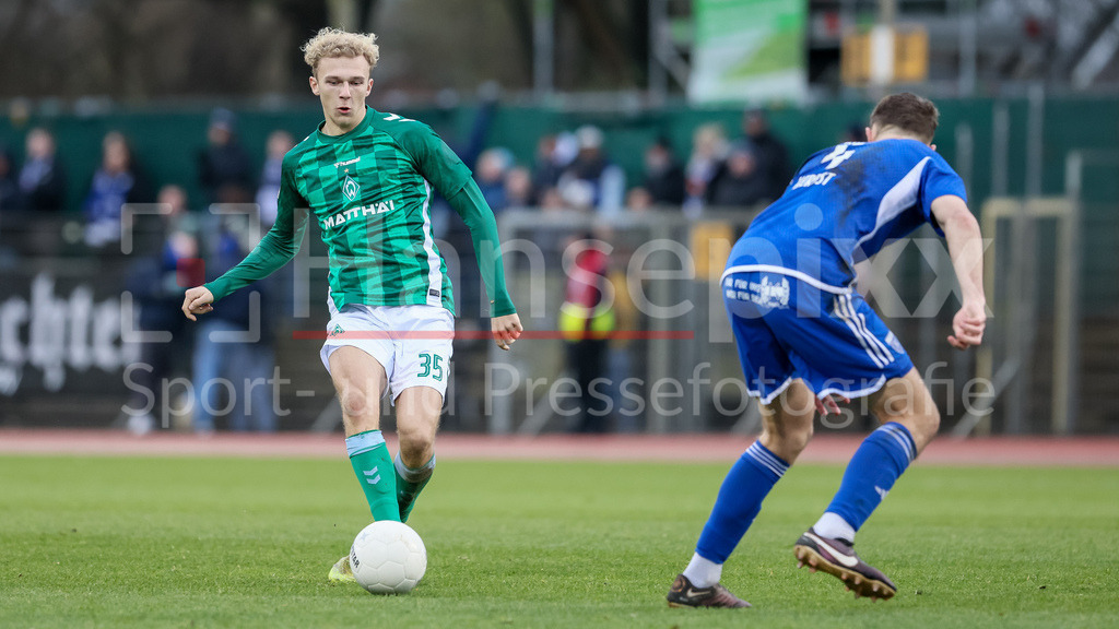 Fussball, Regionalliga Nord, SV Werder Bremen II - BSV Kickers Emden | v.li.: Leon Opitz (SV Werder Bremen II, 35) am Ball, Einzelbild, Ganzkörper, Aktion, Action, Spielszene