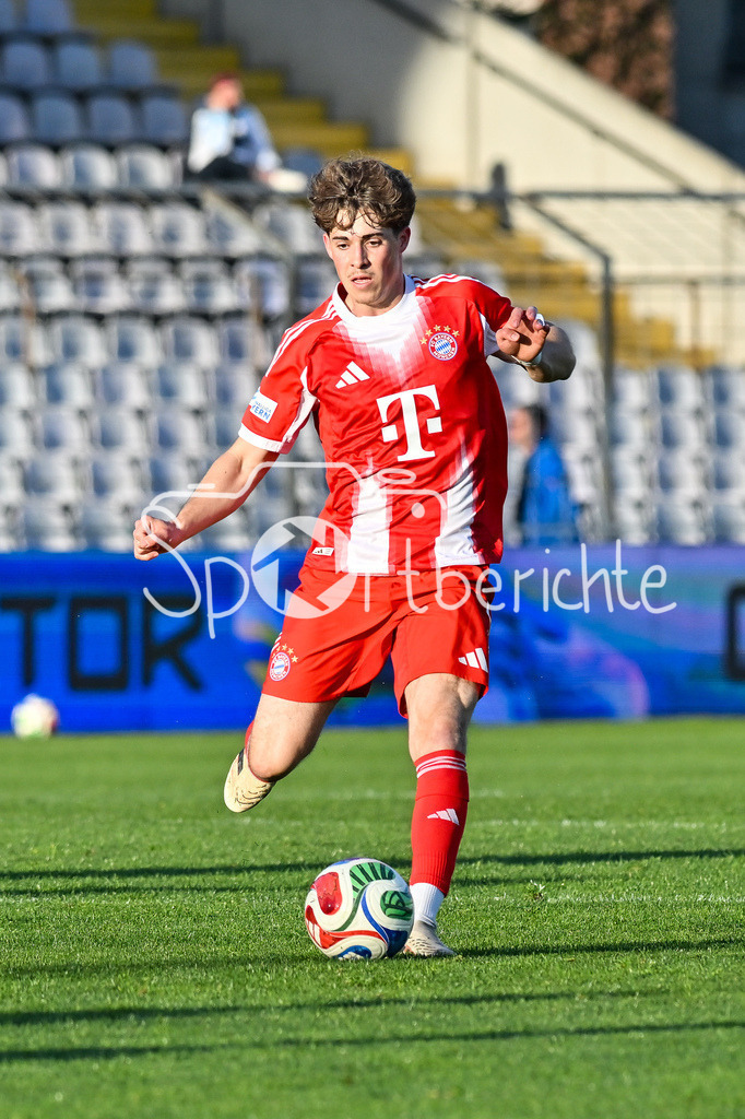 FC Bayern Amateure - TSV Aubstadt | MÜNCHEN, GERMANY - 24. APRIL: am Ball Maximilian SCHUHBAUER (FC Bayern München II 15) / Einzelfoto / Freisteller während dem Match zwischen den Amateuren des FC Bayern und dem TSV Aubstadt am 31. Spieltag der Regionalliga Bayern im Grünwalder Stadion