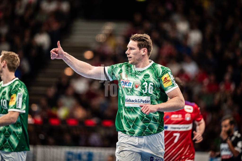 Handball | Männer | Saison 2024/2025 | DAIKIN Handball-Bundesliga | 10. Spieltag || Handball Sport Verein Hamburg vs. Füchse Berlin | 18.11.2024 | Tobias Reichmann (#36, Füchse Berlin) zeigt seinem Mitspieler einen Daumen