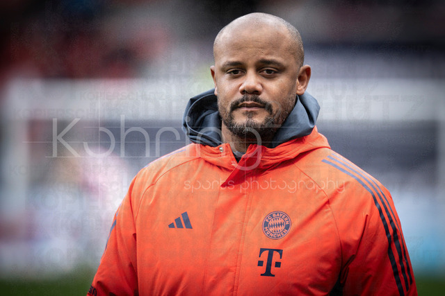German Bundesliga, Bayer 04 Leverkusen vs. FC Bayern München, 14.03.2026 | LEVERKUSEN, GERMANY - MARCH 14:  Vincent Kompany (Head Coach FC Bayern Muenchen) before the German Bundesliga match on gameday 26 between Bayer 04 Leverkusen vs. FC Bayern München at BayArena on March 14, 2026 in Leverkusen, Germany. DFL REGULATIONS PROHIBIT ANY USE OF PHOTOGRAPHS AS IMAGE SEQUENCES AND/OR QUASI-VIDEO.