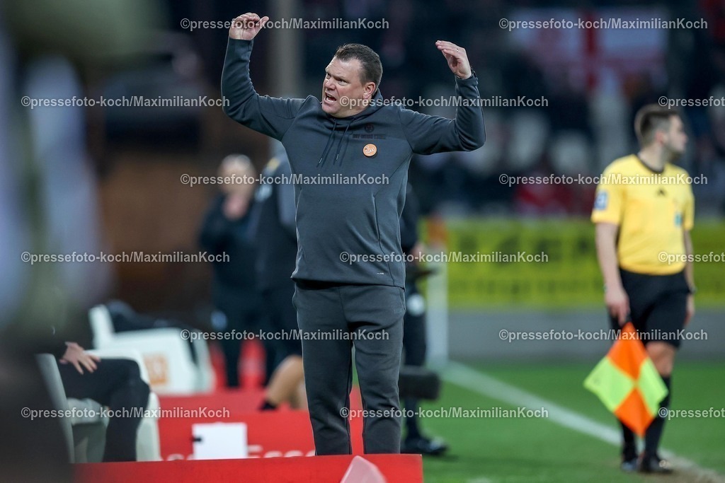 RWE09032501104 | 2025.03.09, Fußball, 3.Liga, Rot-Weiss Essen - SV Waldhof Mannheim, Stadion Hafenstraße, Saison 2024 2025: Cheftrainer Uwe Koschinat (Trainer RWE) steht wild gestikulierend am SpielfeldrandDFB regulations prohibit any use of photographs as image sequences and or quasi-video.