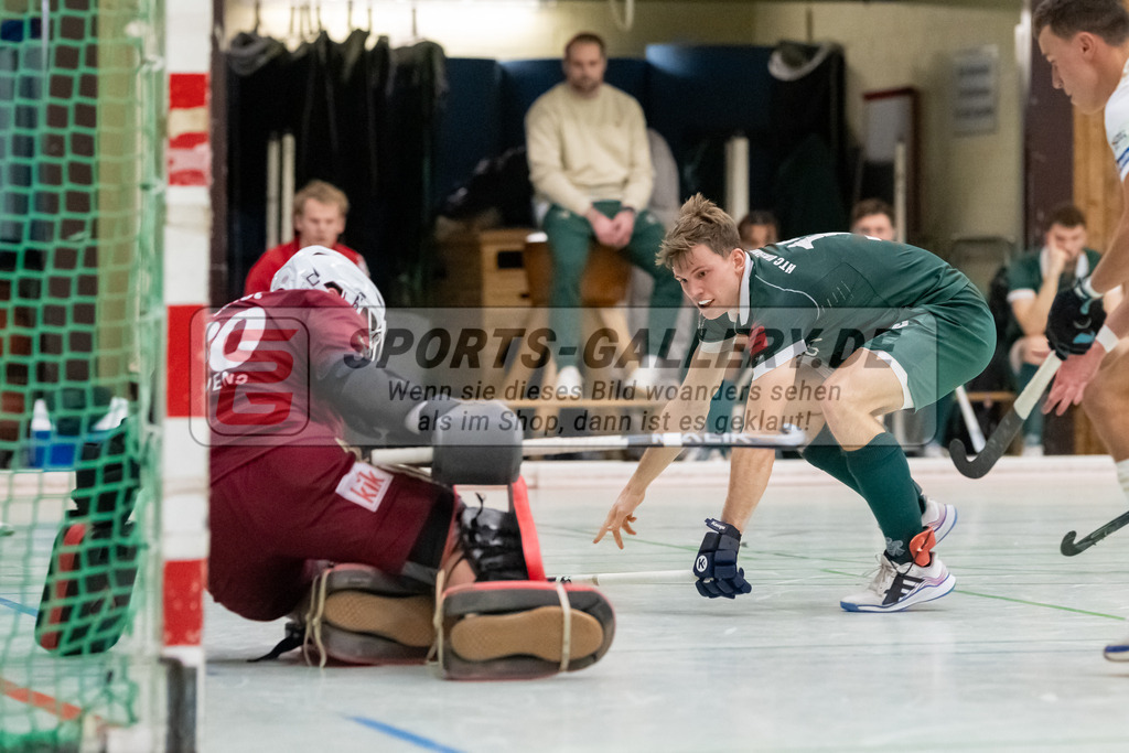 SFE_20240113_0111 | Mülheim, Deutschland, 13.01.2024: Lennard Leist (Rot-Weiss Köln), Henrik Mertgens (Uhlenhorst Mülheim) in Aktion waehrend des Spiels der Halle 1. Bundesliga Herren zwischen Uhlenhorst Mülheim vs Rot-Weiss Köln im Sporthalle Lehnerstr. (HTCU) am 13.01.2024 in Mülheim, Deutschland. (Foto von Stephan Fehrmann)

Mülheim, Germany, 13.01.2024: Lennard Leist (Rot-Weiss Köln), Henrik Mertgens (Uhlenhorst Mülheim) in action during the game of Halle 1. Bundesliga Herren between Uhlenhorst Mülheim vs Rot-Weiss Köln in Sporthalle Lehnerstr. (HTCU) at 13.01.2024 in Mülheim, Deutschland. (Foto von Stephan Fehrmann)