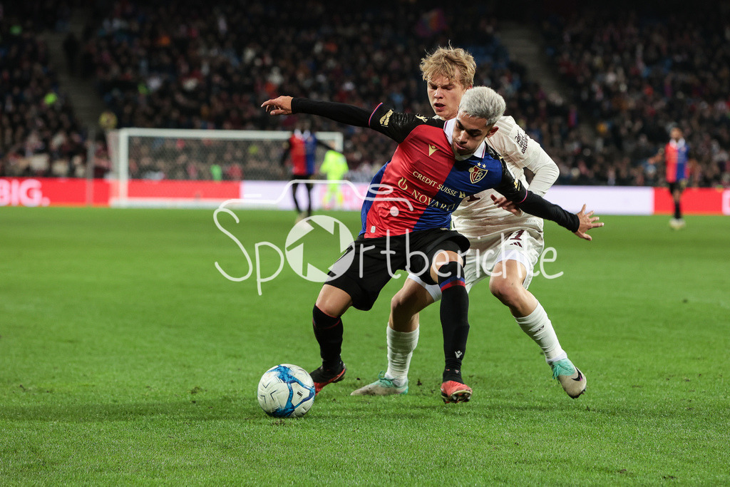 FC Basel - FC Bayern München | Juan GAUTO (Basel #33) im Duell mit Frans KRAETZIG (FCB #41) / Zweikampf