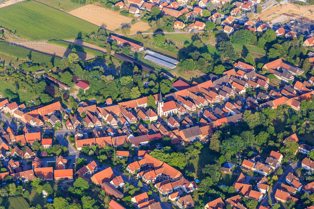 Vue aérienne: Rue des Églises avec Eglise protestante réformée de Seebach à Seebach dans le département Bas Rhin, France – .Photo: IMG_121003-2.jpg prise le 23/07/2020 par Werner Riehm/FLY-FOTO.eu – Résolution de l'original: 5326 x 3551 px – Paroisses Protestantes du 