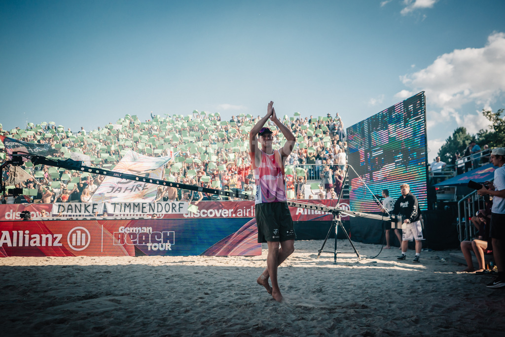 Beachvolleyball | Männer | Deutsche Meisterschaften 2025 Timmendorfer Strand | 06.09.2025 | Philipp Huster läuft in die Arena ein