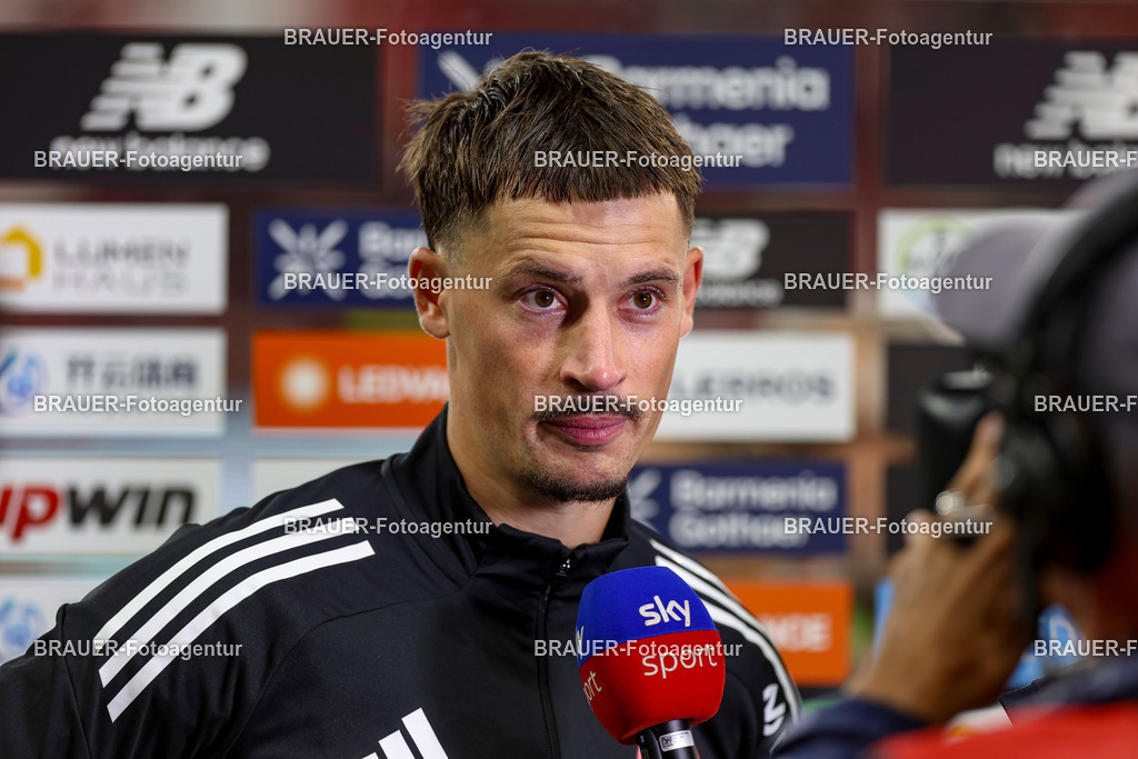 Bayer 04 Leverkusen vs Eintracht Frankfurt - Bundesliga  | Leverkusen, Deutschland, 12.09.25:   Robin Koch (Eintracht Frankfurt) im Interview waehrend des Spiels der Bundesliga zwischen  Bayer 04 Leverkusen vs Eintracht Frankfurt in der BayArena(Foto von Brauer-Fotoagentur / Adrian Schlueter)