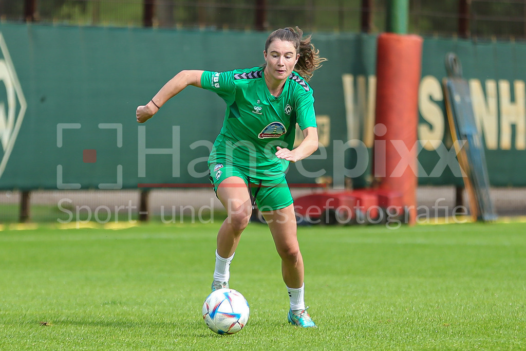 Fussball, Google Pixel Frauen-Bundesliga, Training SV Werder Bremen | v.li.: Chiara Hahn (SV Werder Bremen, 21) Freisteller, Einzelbild, Ganzkörper, Aktion, Action, Spielszene