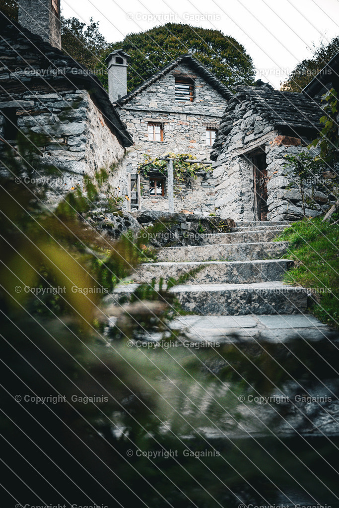 Foroglio Dof | Foroglio ist ein malerisches Bergdorf im Bavonatal im Tessin, Schweiz. Es ist bekannt für seinen beeindruckenden Wasserfall, der rund 80 Meter tief in das Tal stürzt, sowie für seine traditionellen Steinhäuser, engen Gassen und unberührte alpine Landschaft. Das Dorf wirkt wie aus einer anderen Zeit und zieht Natur- und Fotoliebhaber gleichermaßen an.