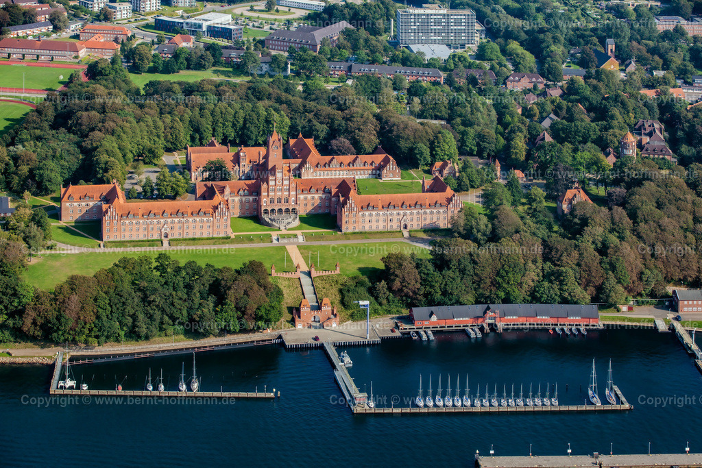 PLB_1907mod_FL_MSM_KBA_150x100 | LUFTBILD. Marineschule Mürwik an der Flensburger Förde __ Die " MSM " - das rote Schloss am Meer - steht am Südufer der Flensburger Innenförde - im  Stadtteil Mürwik. Am oberen Bildrand - das Kraftfahrtbundesamt ( KBA ). __ Seitenverhältnis = 3 zu 2 - Realisiert mit Pictrs.com
