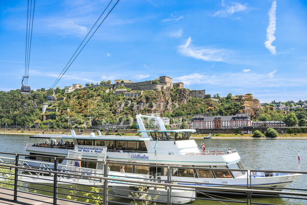 Koblenz-9086 | Viele Personenschiffe fahren ab dem Rheinufer zu Rundfahrten auf Rhein und Mosel. Koblenz ist die Stadt am Zusammenfluss von Rhein und Mosel. Am Deutschen Eck treffen die beiden großen Flüße aufeinander. Koblenz hat eine sehenswerte Altstadt. Es gibt viel Historisches und Modernes zu entdecken. - Realisiert mit Pictrs.com