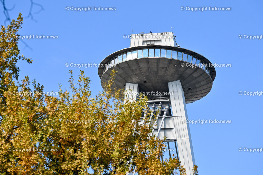 Slowakei_ Bratislavsky kraj_ Bratislava_ 08.10.2024-102 | 08.10.2024, Slowakei, SVK, Bratislavsky kraj, Bratislava, im Bild Bratislava, Stadtansichten, Gebauede, Sehenswurdigkeiten, Tourismus, Touristen, Cafe, Denkmal, Strasse, Donau, Bruecke, Schiff, Burg, Hrad, Ufo, Restaurant, Souvenier, Menschen, Bahnhof, Zug, Hauptstadt