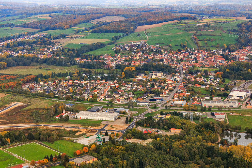 Aerial view: View of the town from the southwest in Gundershoffen in the state Bas-Rhin, France.Photo: IMG_084840.jpg taken on 10/24/2015 by Werner Riehm/FLY-FOTO.comResolution of the original: 5472 x 3648 px