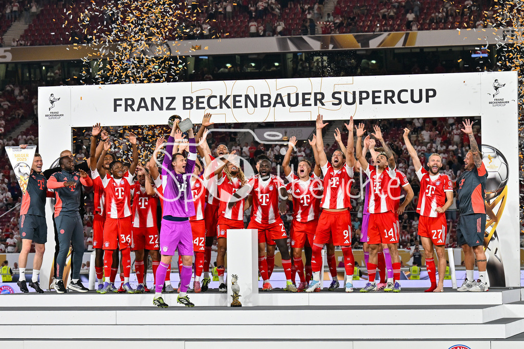 VfB Stuttgart - FC Bayern München | Franz Beckenbauer Supercup Sieger 2025 - FC Bayern München / Siegerfoto / Jubelfoto / Mannschaftsbild / Mannschaftsfoto / Franz-Beckenbauer Supercup: VfB Stuttgart - FC Bayern München; MHP Arena am 16.08.2025