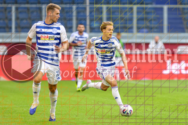 MSV Duisburg vs VfB Stuttgart II - 3. Liga | Duisburg, Deutschland, 02.08.25:   Jakob Bookjans (MSV Duisburg) in Aktion am Ball, Einzelaktion waehrend des Spiels der 3. Liga MSV Duisburg vs VfB Stuttgart II in der schauinsland-reisen-arena(Foto von Brauer-Fotoagentur / Adrian Schlueter)
