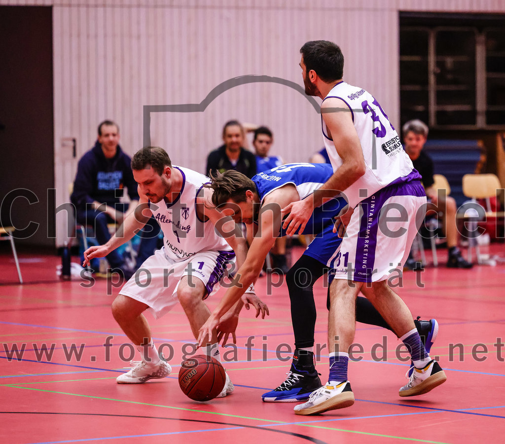 2022-05-29_024_SpVgg_Altenerding_gegen_Muenchen_Basket_2 | Erding, Deutschland, 29.05.2022:
Basketball, Bezirksliga 2021 / 2022, Herren Turnier der 2. der Aufstiegsrunden, SpVgg Altenerding gegen München Basket 2, Endergebnis: 

Marko Mitrovic (SpVgg Altenerding, #1), Tim Häusler (München Basket, #12), Sasa Sukovic (SpVgg Altenerding, #31)

Foto: Christian Riedel / fotografie-riedel.net