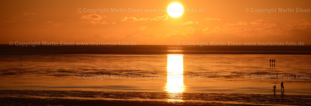 Cuxhaven_ELS_8760140831a | Cuxhaven - Aufnahmedatum: 26.08.2014, Aufnahmehöhe:  m, Koordinaten:  - , Bildgröße: 7276 x  2488 Pixel - Copyright 2014 by Martin Elsen, Kontakt: Tel.: +49 157 74581206, E-Mail: info@schoenes-foto.deSchlagwörter:Sonnenuntergang,Watt,Wattenmeer,Priele,Reiten,Reiter,Kurort,Wasser,Meer, - Realisiert mit Pictrs.com