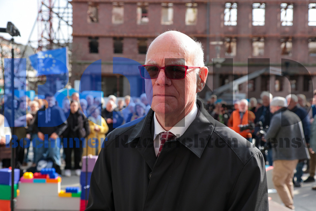 Brandmauer 2024 vor dem Rathaus der Stadt Bochum {date} -  | {headline}



(Foto: Sebastian Sendlak / BOND)

 - Realisiert mit Pictrs.com