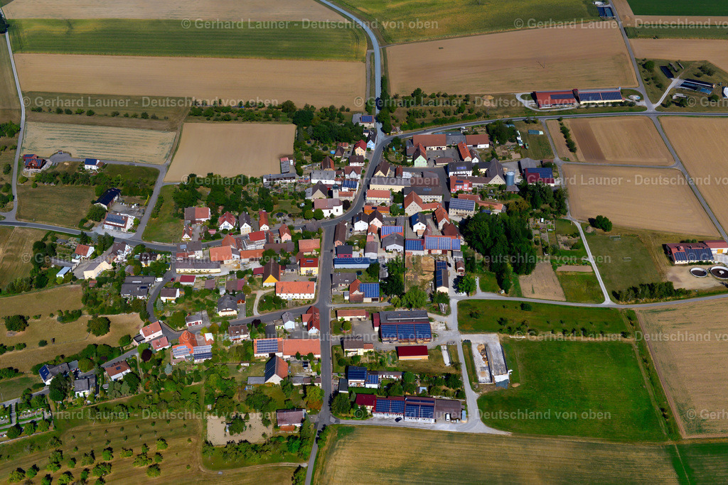 3650441 | AUFSTETTEN 13.09.2016 Ortsansicht am Rande von landwirtschaftlichen Feldern und Nutzflächen  in Aufstetten im Bundesland Bayern, Deutschland // Village view on the edge of agricultural fields and land  in Aufstetten in the state Bavaria, Germany Foto: Gerhard Launer