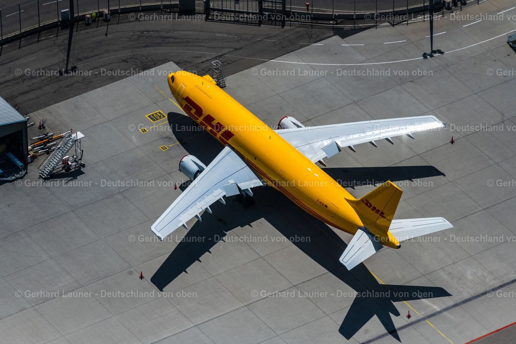 4046613 | NEUHAUSEN AUF DEN FILDERN 19.07.2021 Frachtmaschine der DHL beim Rollen auf dem Rollfeld und Vorfeld des Flughafen in Neuhausen auf den Fildern im Bundesland Baden-Württemberg, Deutschland. Weiterführende Informationen bei: DHL Paket GmbH,  Deutsche Post DHL Group,  Flughafen Stuttgart GmbH. // Freight plane cargo machine - aircraft of the DHL rolling on the apron of the airport in Neuhausen auf den Fildern in the state Baden-Wuerttemberg, Germany. Further information at: DHL Paket GmbH,  Deutsche Post DHL Group,  Flughafen Stuttgart GmbH. Foto: Gerhard Launer
