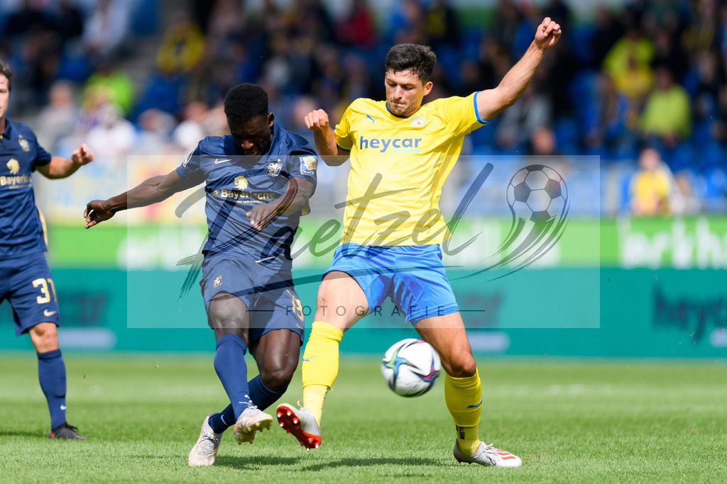 EBSTSV20210828_014 | Fussball, Herren: Merveille Biankadi (TSV 1860 Muenchen) und Jannis Nikolaou (Eintracht Braunschweig) im Zweikampf beim Spiel der 3. Liga zwischen Eintracht Braunschweig und TSV 1860 Muenchen im Eintracht-Stadion am 28.08.2021 in Braunschweig, Deutschland.DFB / DFL REGULATIONS PROHIBIT ANY USE OF PHOTOGRAPHS AS IMAGE SEQUENCES AND/OR QUASI-VIDEO. - Realisiert mit Pictrs.com